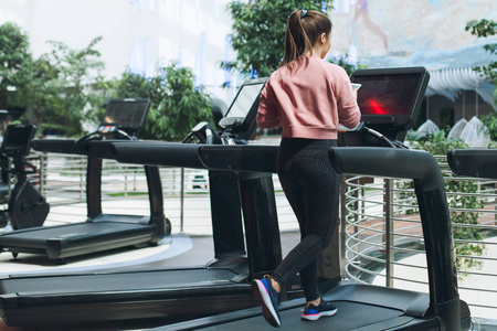 交媒体和比 交媒体和比